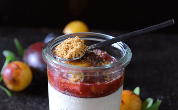 Dessert avec compotée de fruits frais
